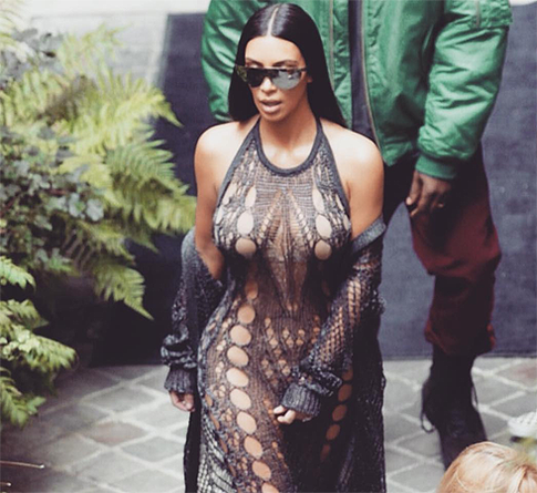 Ким Кардашьян вышла в свет в прозрачном платье