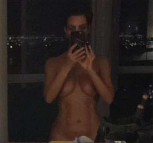 Ким опубликовала голое селфи