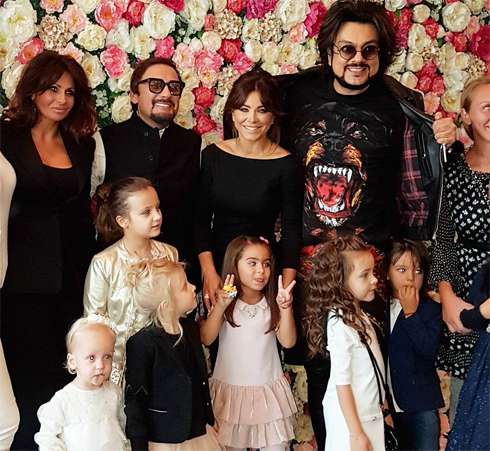 Филипп Киркоров с детьми на дне рождения Маши Михайловой