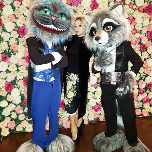 Детишек развлекали шикарные ростовые куклы