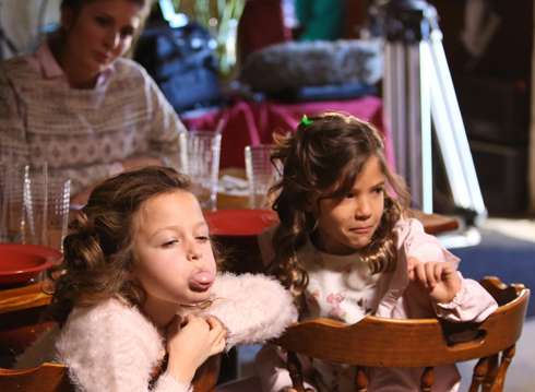 Валерии досталась роль суровой мамы. Детей Валерии сыграли юные американские актрисы София Росински и Лола Султан