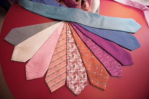 Наряду с брендовыми моделями у Сергея есть галстуки неизвестных фирм, которые тем не менее смотрятся элегантно и стильно