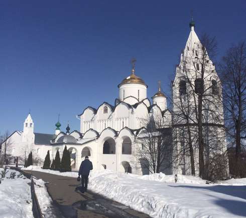 Варвару Комиссарову засыпало снегом под Суздалем Варвару Комиссарову засыпало снегом под Суздалем