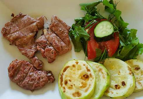 Баранья корейка на гриле с жареными кабачками