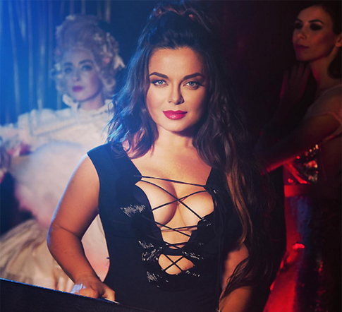 Наташа Королева снова показала обнаженную грудь