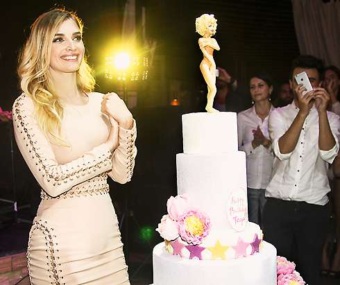 Кульминацией вечера стало появление многоярусного торта, который украшала съедобная фигурка самой Татьяны Котовой