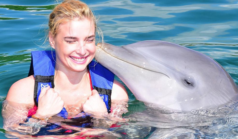 В завершении насыщенной программы певица поплавала в обнимку с дельфинами