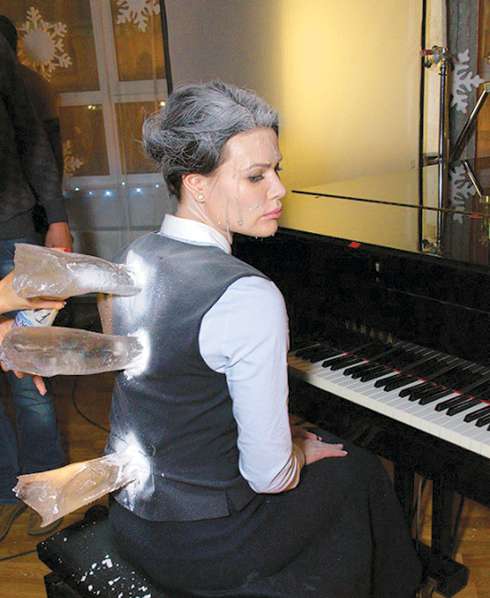 Роль учительницы музыки, ставшей жертвой злобного брата Деда Мороза, исполнила Элина Судьина