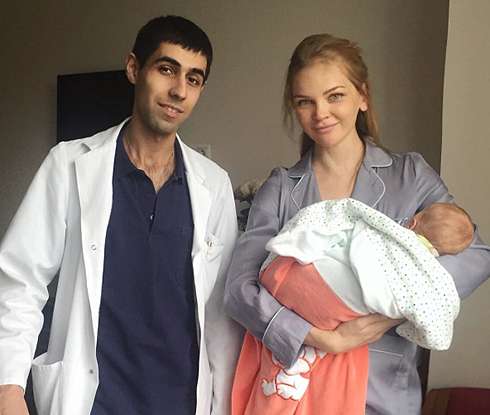 Елена Кулецкая со своим доктором и новорожденной дочерью