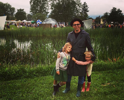 Илья Лагутенко взял красавиц-дочерей на гастроли