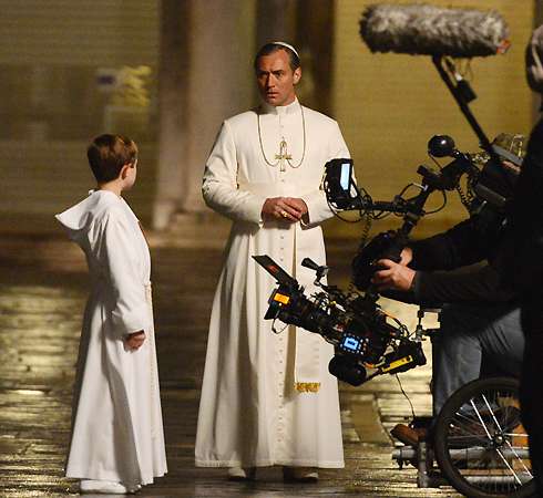 Джуд Лоу на съемках мини-сериала «Молодой папа»