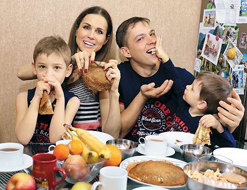 Наталья Лесниковская с мужем Иваном и детьми Егором (слева) и Марком обожают Масленицу