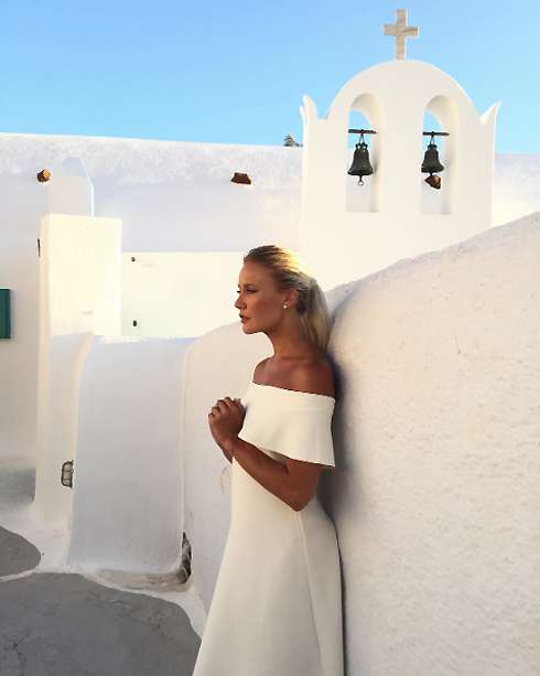 Именно из-за этой фотографии в Сети появилась информация о свадьбе телеведущей