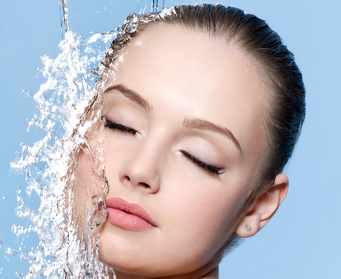 Водные процедуры: как напоить кожу летом