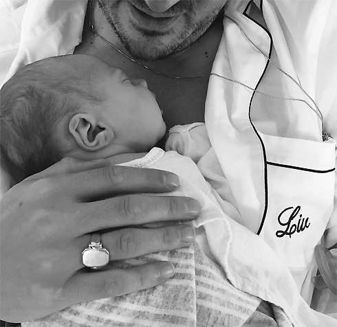 Жених Лив Тайлер Дэвид Гарднер с их новорожденной дочерью Лулой Роуз