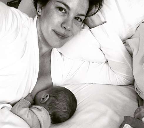 Лив показала, как кормит малышку грудью