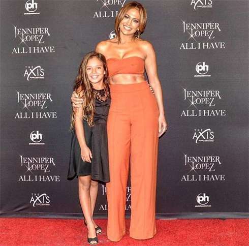 Дженнифер Лопес показала плоский живот, положив конец слухам о беременности