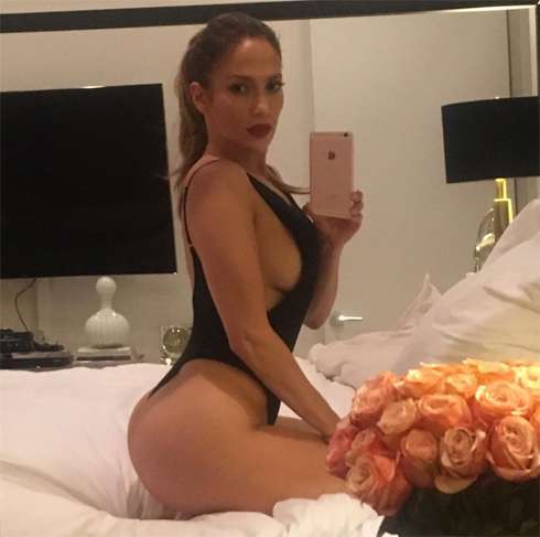 Джей Ло поделилась откровенным белфи