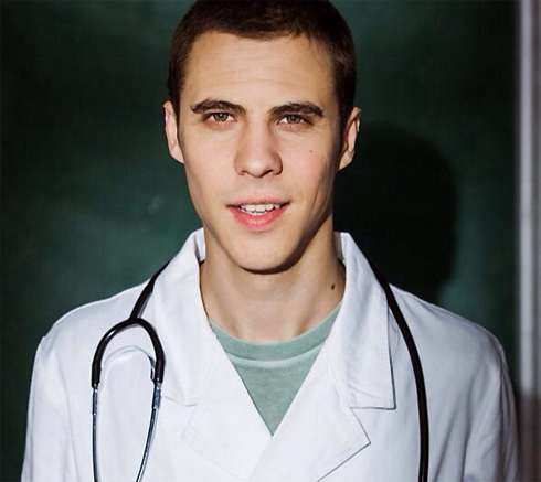 Александр Ляпин получил известность благодаря роли в сериале «Интерны»