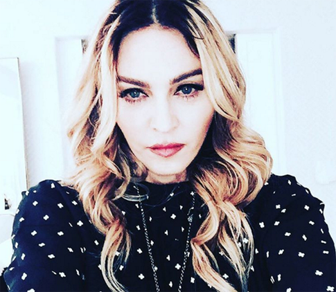 Видео: Мадонна оголила грудь фанатки на сцене