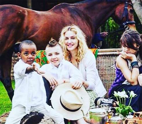 Мадонна поделилась архивным снимком с детьми