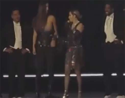 МАДОННА ОГОЛИЛА ГРУДЬ Жозефины ПРЯМО НА СЦЕНЕ