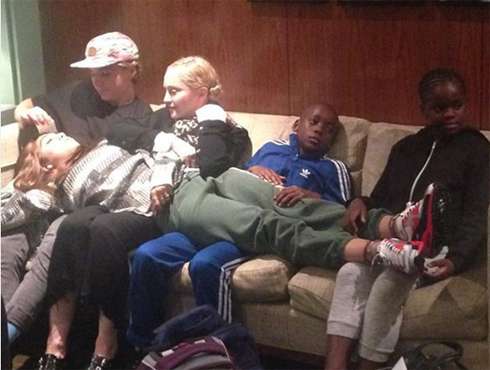 Певица со своими детьми – родными Лурдес и Рокко и приемными Дэвидом и Мерси