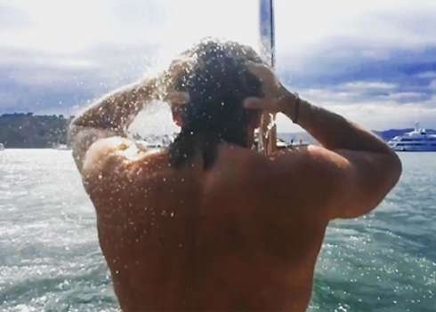 Несколько недель назад Малахов уже выкладывал провокационное видео из душа