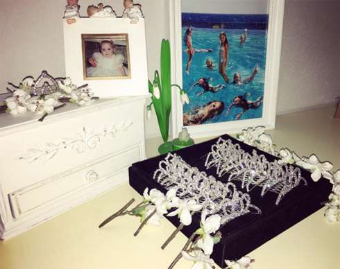 Если в этот раз Стефания устраивает девичник, то год назад в гостях у девушки были и молодые люди 