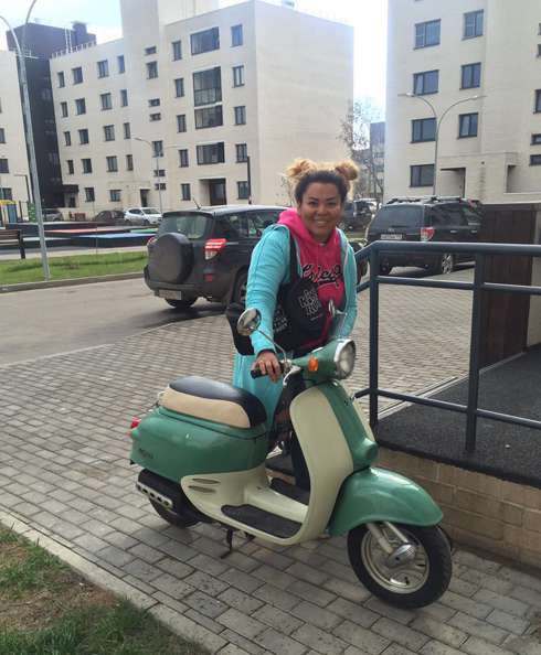 Корнелии Манго нравится, что их новый дом расположен вдали от пыли и суеты столицы Корнелии Манго нравится, что их новый дом расположен вдали от пыли и суеты столицы