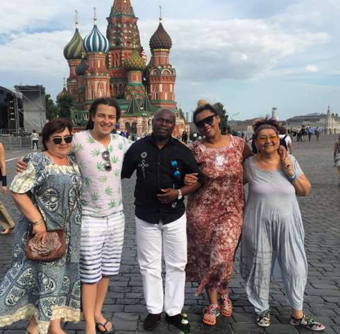 Корнелия Манго со своими мамой и папой и Богдан Дюрдь с мамой