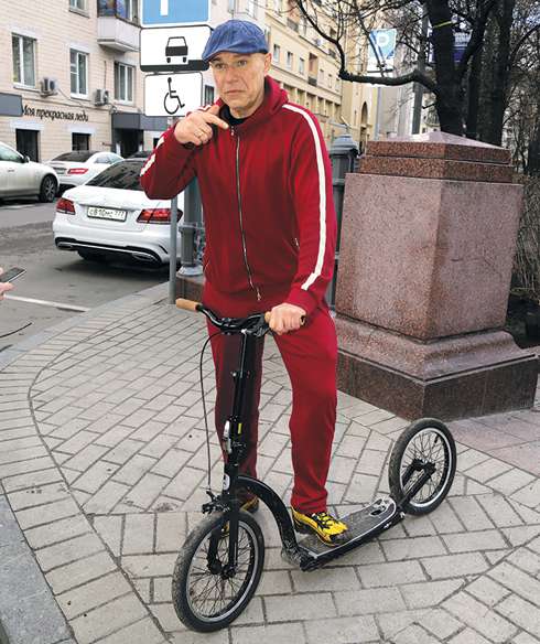 Сергей Мазаев приехал на субботник на велосипеде