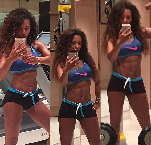 Мел Би показала кубики пресса