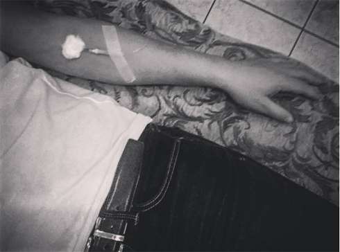 Актер под капельницей 