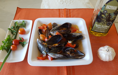 Готовим мидии с овощами и хамоном