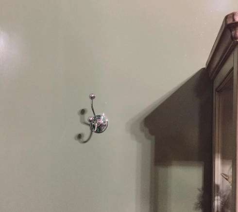 Чтобы повесить на стену телевизор, а также закрепить крючочки-вешлаки, артистка вызывала «мужа на час»