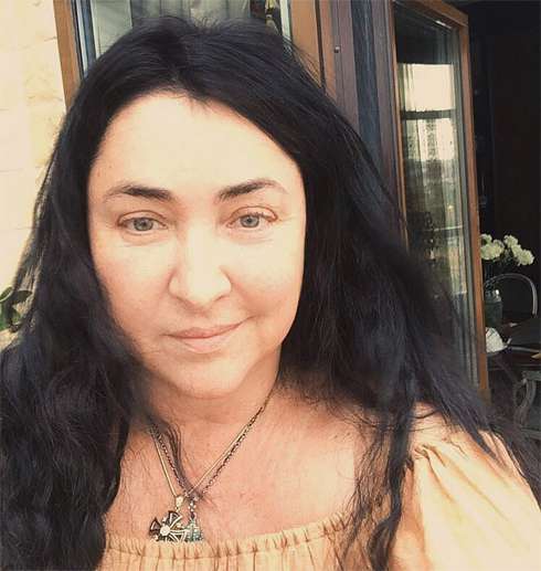 Лолита с новыми наращенными волосами