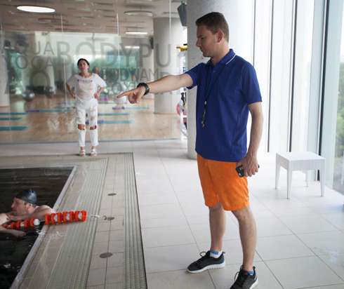 По сюжету Smash пытается приударить за Таней