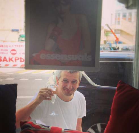 d_moroz: «А вот и виновник торжества или тот кто в ответе за мой имидж! Когда муж режиссер. Константин Богомолов. Вид из окна парикмахерской»