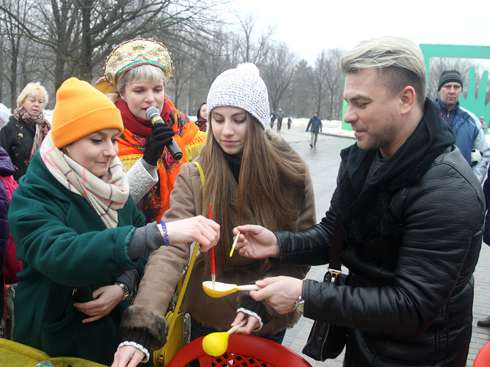Павел Соколов и его дочь приняли участие в мастер-классе по росписи деревянных ложек