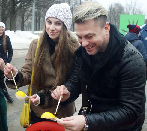 Ложка, которую раскрасили Павел и Алина, была подарена поклоннице экс-солиста группы «На-На» 