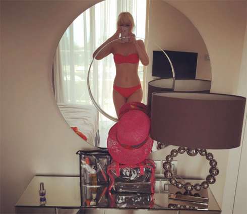 42-летняя певица поразила поклонников точеной фигуркой