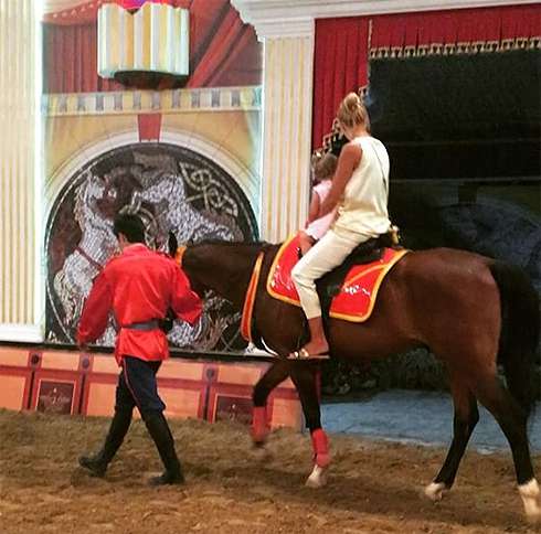 Бесстрашные мама и дочь оседлали лошадь