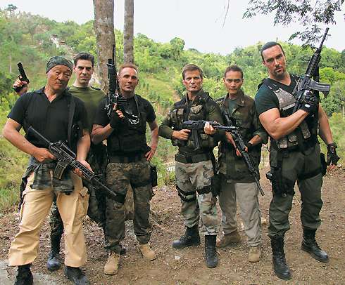 Кэри-Хироюки Тагава, Дмитрий Дюжев, Оливье Грюнер, Каспер Ван Дин, Марк Дакаскос и Александр Невский в филиппинских джунглях