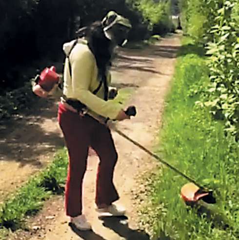 Лолита Милявская косит траву на даче Лолита Милявская косит траву на даче