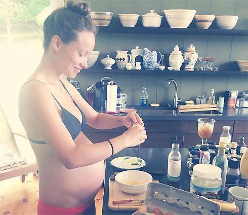 Оливия Уайлд показала беременный живот