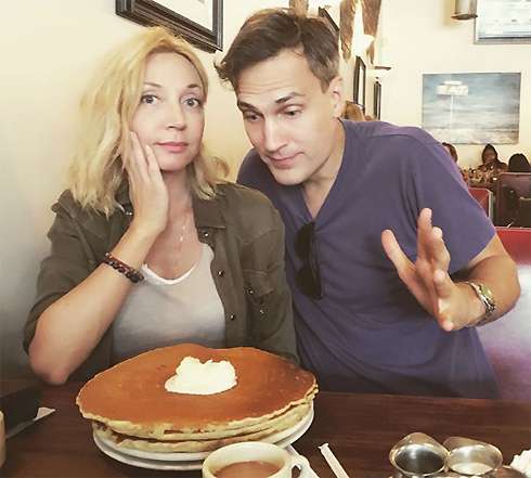 Певица с мужем Михаилом Земцовым на завтраке в кафе Лос-Анджелеса