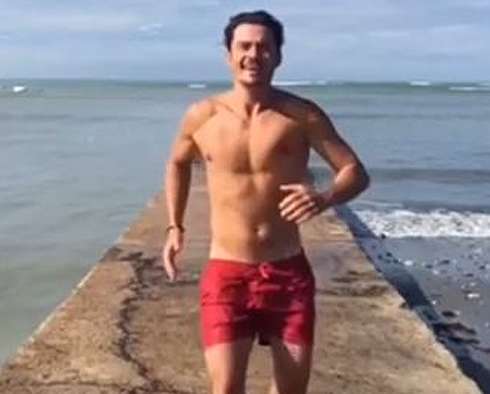 «Когда ты гонишься за парнем, который украл твои плавки», - подписал это видео Орландо Блум