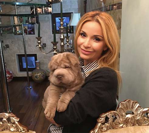 Певица и ее щенок по кличке Бруно Певица и ее щенок по кличке Бруно