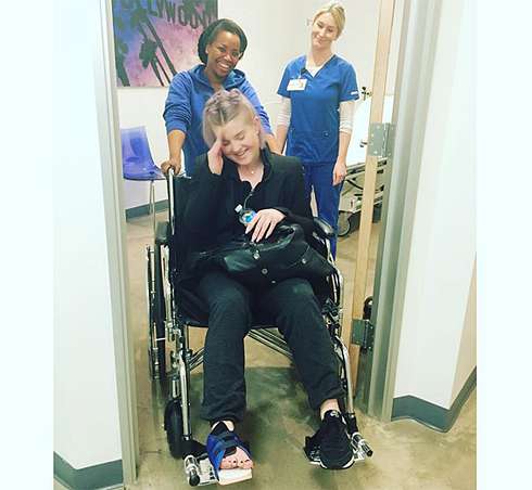 В микроблоге Келли Осборн появился снимок на инвалидной коляске